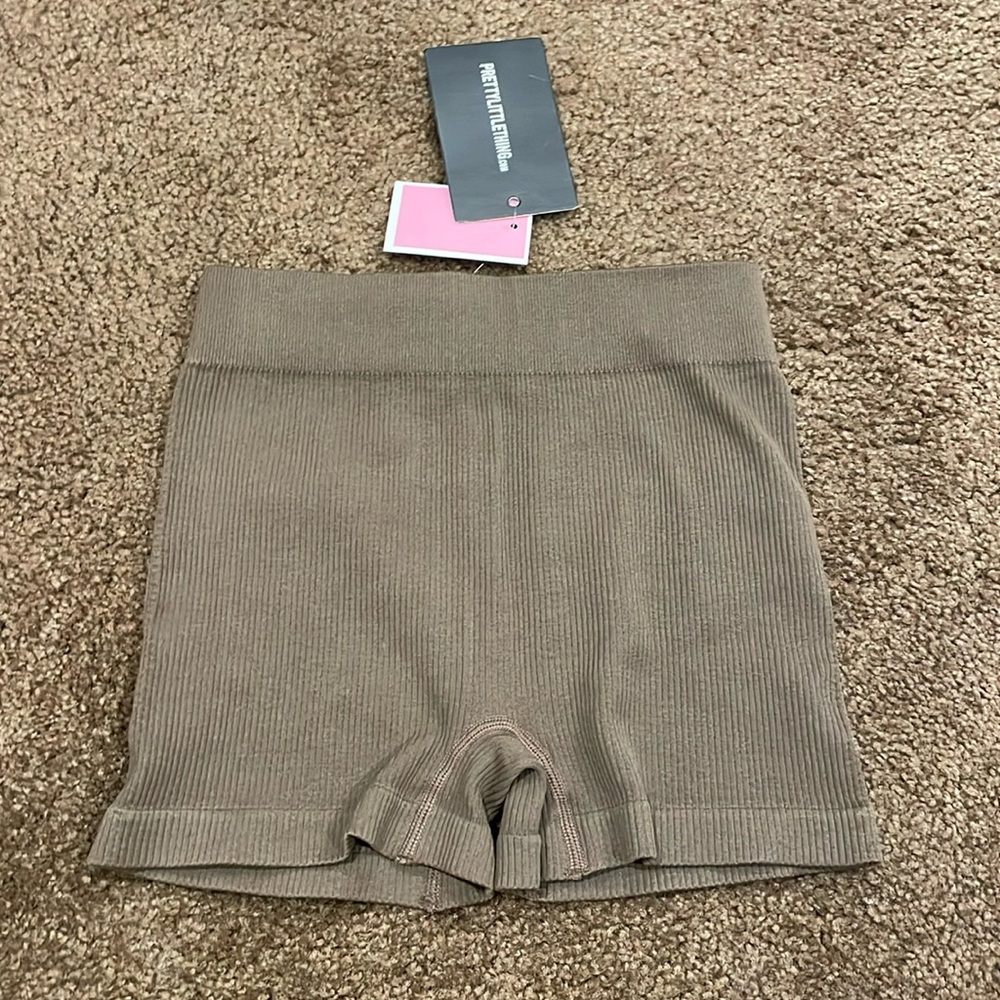 PrettyLittleThing brown Basic Structured Snatched Rib Hot Pants - Picture 3 of 3